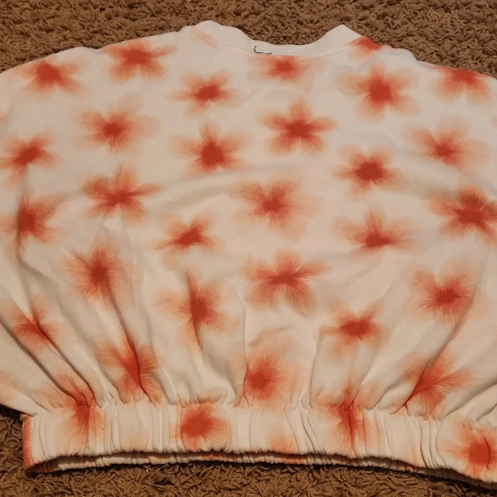 Levi's Women's White and Orange Crop Floral Sweatshirt Size Medium - Picture 5 of 5